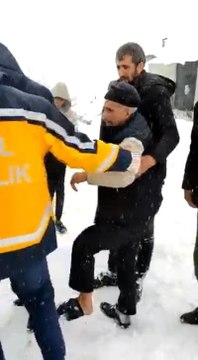 Balta ile ayağını kesen şahsa paletli ambulans ile ulaşıldı