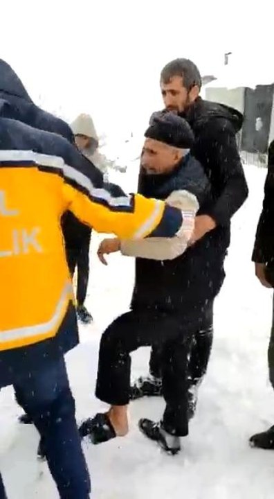 Balta ile ayağını kesen şahsa paletli ambulans ile ulaşıldı