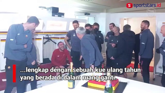 Jose Mourinho Dapat Kejutan Spesial dari Pemain AS Roma
