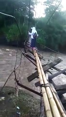 Perjuangan Anak Sekolah Di cianjur Selatan Harus mempertaruhkan Nyawa