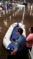 Após chuva intensa, motoristas são resgatados num barco de plástico