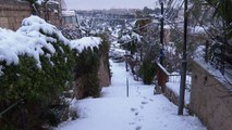 الثلوج تغطي شوارع القدس جراء عاصفة ثلجية ضربت البلاد
