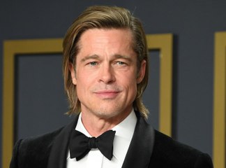 براد بيت: نجم هوليوود الوسيم الذي عمل كدجاجة في بداية مشواره