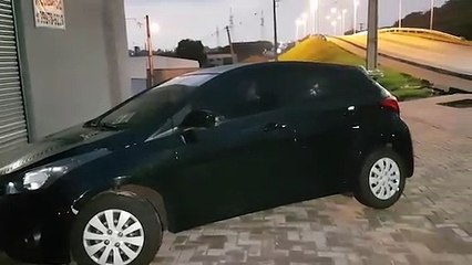 HB20 que foi apedrejado e teve os quatro pneus furados preocupa moradores do Brasmadeira