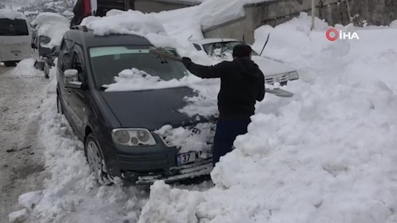 2 metreyi aşan karın altında kaybolan araçlarını arıyorlar
