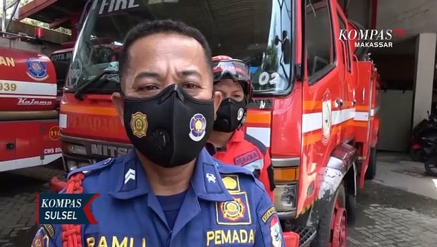 Petugas Damkar Evakuasi Ular Dari Dalam Rumah Warga
