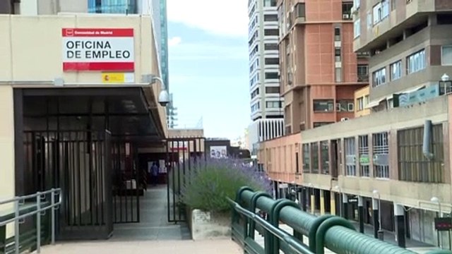 El paro baja en 615.900 personas en 2021 y se crean 840.700 empleos, récord desde 2005