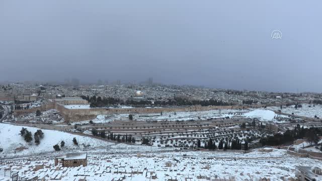 Yağan kar Mescid-i Aksa'da sevince dönüştü