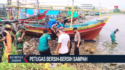 Petugas Gabungan Bersihkan Bersama-Sama
