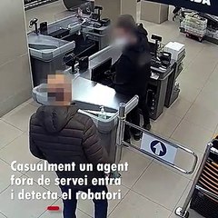 Espectacular detención de un ladrón armado con un cuchillo en un supermercado