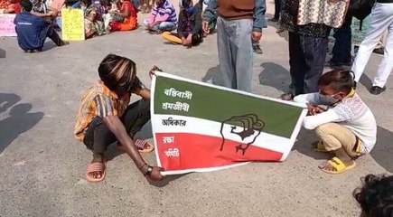 গত দু'বছর পরেও বাসস্থান না পেয়ে টালা ব্রিজ সংলগ্ন রাস্তায় বস্তিবাসীদের মিছিল | Oneindia Bengali