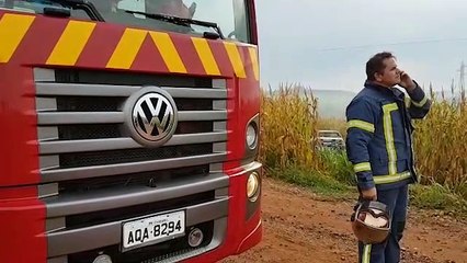 Carro é abandonado e incendiado  em meio a milharal na PR-486