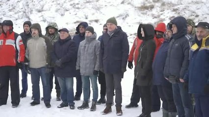 Ucrania entrena a sus funcionarios a disparar en campos de entrenamiento