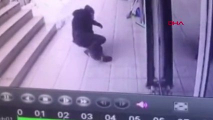 Merdivenden düştü, cebindeki telefondan duman yükselince panik yaşadı