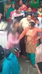 கொடூரம்! பாலியல் வன்கொடுமை செய்யப்பட்ட பெண்ணுக்கு செருப்பு மாலை! பெண்களே செய்த கொடூரம்.. ஷாக் வீடியோ