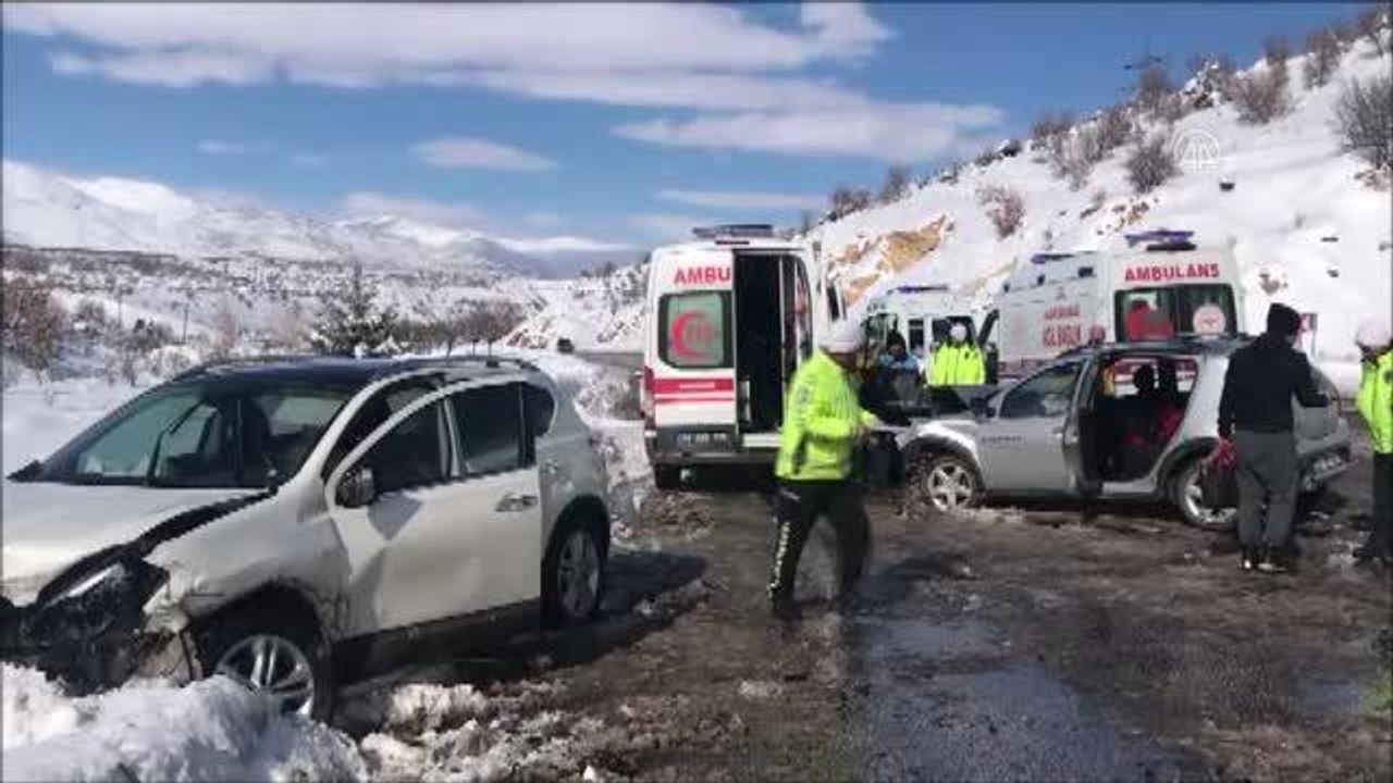 İki otomobilin çarpışması sonucu 9 kişi yaralandı