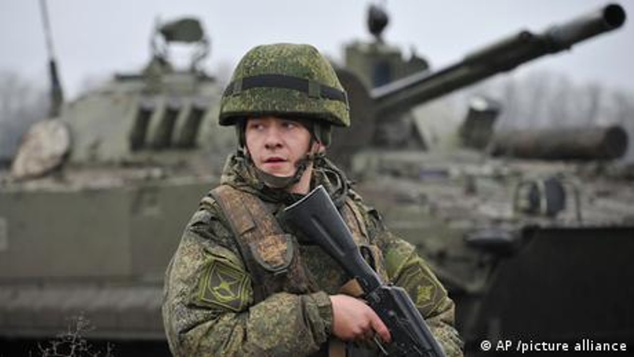 Ukraine: Civilians taking up arms amid Russia border tension