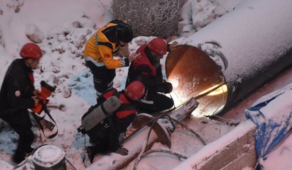 İtfaiye başçavuşu boru içinde 200 metre sürünüp, baygın işçiye hayat verdi