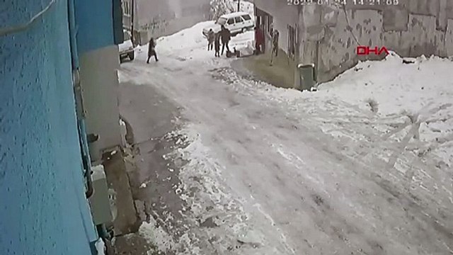 Bursa'da bir sürücü buzlanan yolda kayan aracını, araçtan inip durdurmaya çalıştı