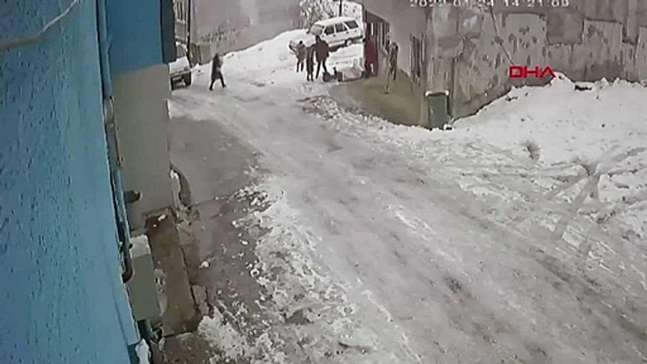 Bursa'da bir sürücü buzlanan yolda kayan aracını, araçtan inip durdurmaya çalıştı