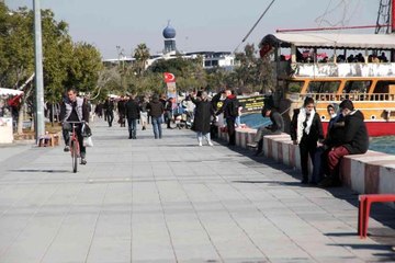 Günler sonra güneşi gören Mersinliler sahile akın etti