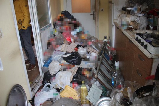 Yaşlı adamın evinden tonlarca çöp çıktı