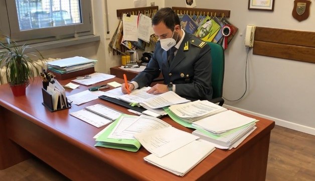 Lodi - Lavoro nero e cosmetici contraffatti: blitz dei finanzieri in un capannone (27.01.22)