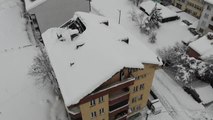 (DRONE) Kar biriken apartmanın çatısı çöktü
