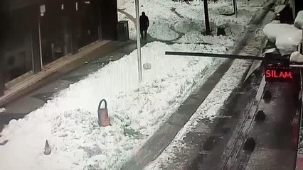 Çatıdan düşen kar kütleleri iki araca hasar verdi