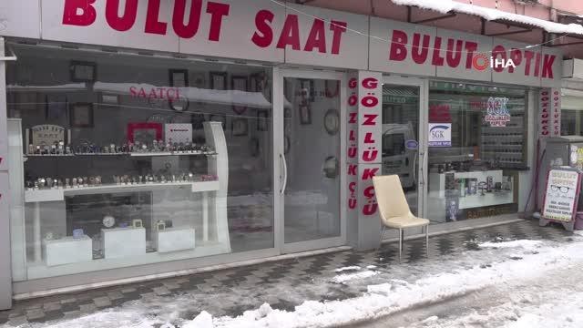 Üşümesinler diye klimada ısıtıp, torunları gibi seviyorlar- Amasya'da 9 yavru köpek ve anne köpeğe esnaf sahip çıktı