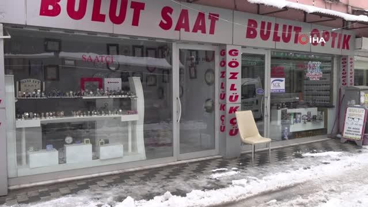 Üşümesinler diye klimada ısıtıp, torunları gibi seviyorlar- Amasya'da 9 yavru köpek ve anne köpeğe esnaf sahip çıktı