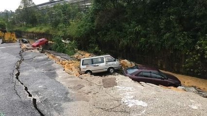 Malezya’da yol çöktü