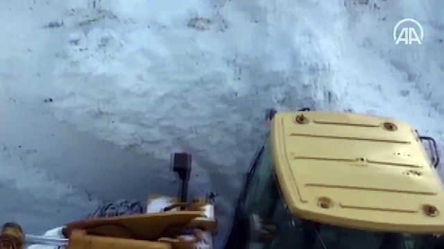 Bahçesaray'da kar kalınlığı iş makinelerinin boyunu aştı
