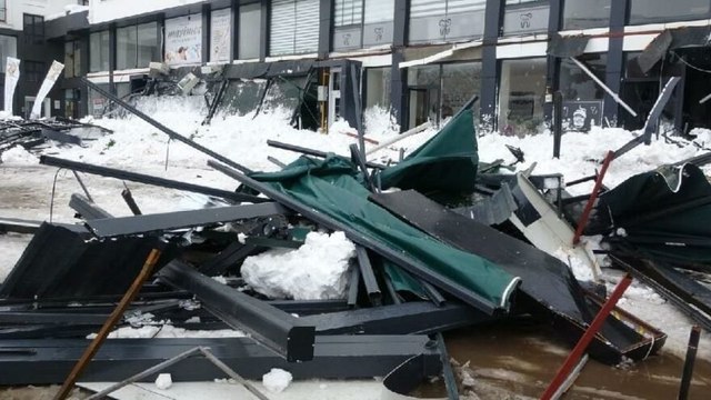 Çatıdan düşen kar kütleleri 4 işyerinin dış balkonunu yerle bir etti