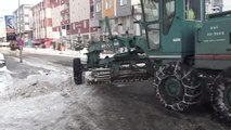 Şehir merkezindeki kar kamyonlarla şehir dışına taşınıyor