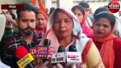 ग्रेटर नोएडा में घर-घर वोट मांगने पहुंचे गृहमंत्री, कोविड-19 की भी उड़ीं धज्जियां