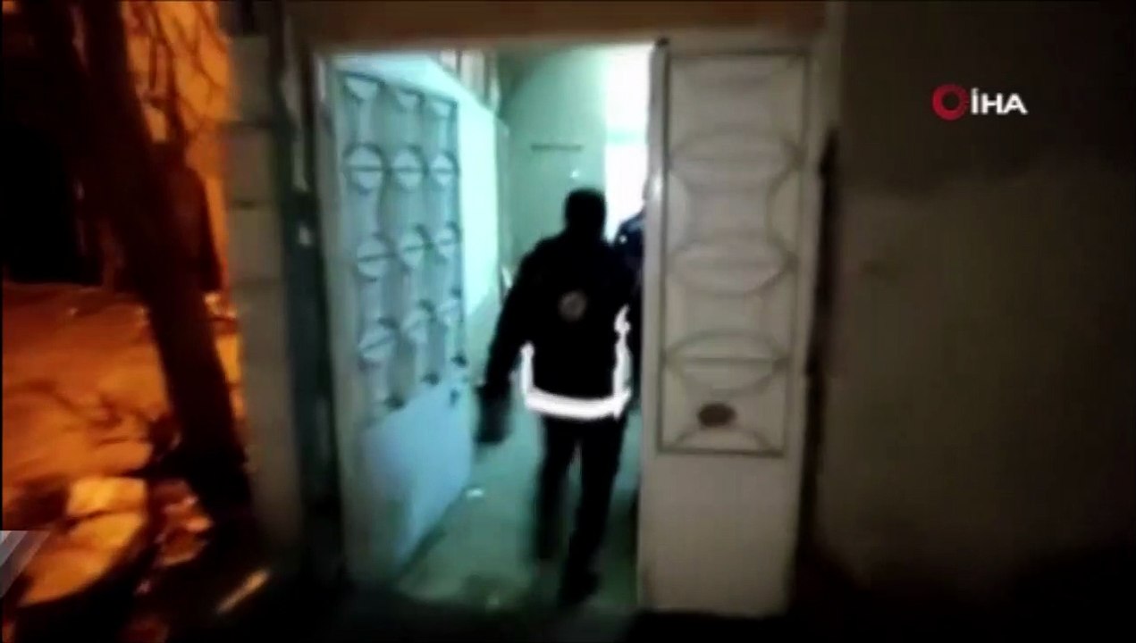 Yüzü kapalı olan göçmen kaçakçısını iki kaşının arasındaki yara izi ele verdi