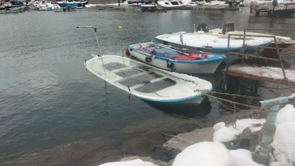 Zonguldak’ta balıkçı tekneleri, biriken karla battı