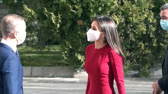 La Reina Letizia reinventa su look en rojo más simbólico con dos nuevos complementos