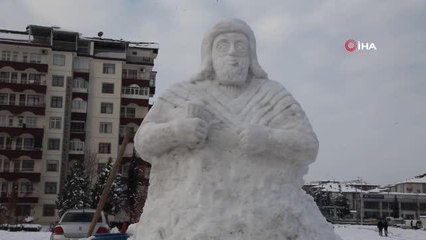 4 metre yüksekliğindeki kardan Tarhunza heykeli görenleri şaşkına çeviriyor