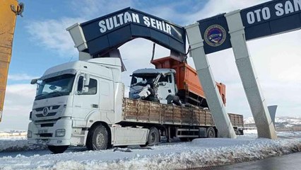 Yüksekliği doğru hesap edemedi sanayinin kapısını devirdi