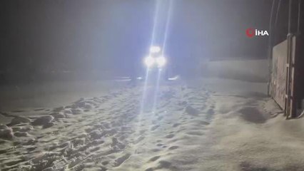 Diyarbakır'da kapalı yolları açan belediye ekipleri iki hasta için seferber oldu