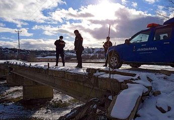 Köydeki köprünün demirlerini satan muhtar tutuklandı