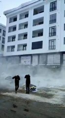 ÇATIDAN DÜŞEN KAR KÜTLELERİ KORKUTTU