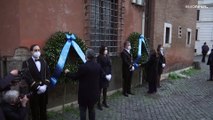 Roma: Giorno della Memoria, corone di fiori deposte nel Ghetto ebraico