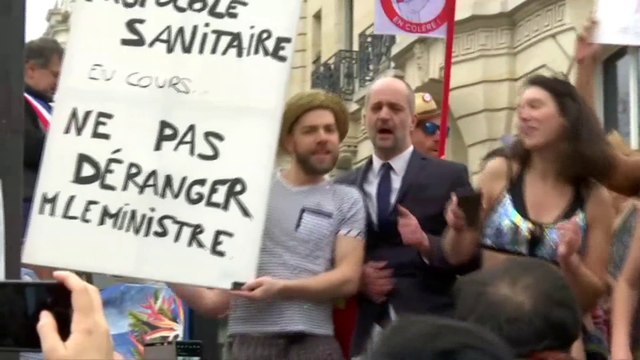 Manifestations pour la hausse des salaires: en tête de cortège, le sosie de Jean-Michel Blanquer parodie les vacances du ministre
