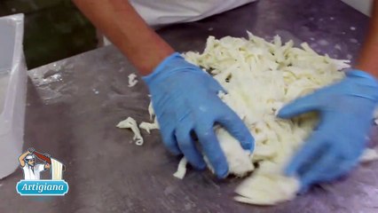 Elaboración de burrata artesanal en el Caseificio Artigiana