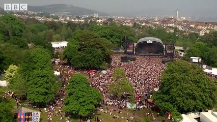 George Ezra  chante son tube "Shotgun" en live