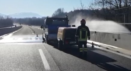 Bussi sul Tirino (PE) - In fiamme bombola di acetilene su A25 (27.01.22)