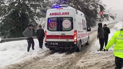 Heyelanda kar küreme aracına düşen devasa kaya parçaları araç sürücüsünü yaraladı